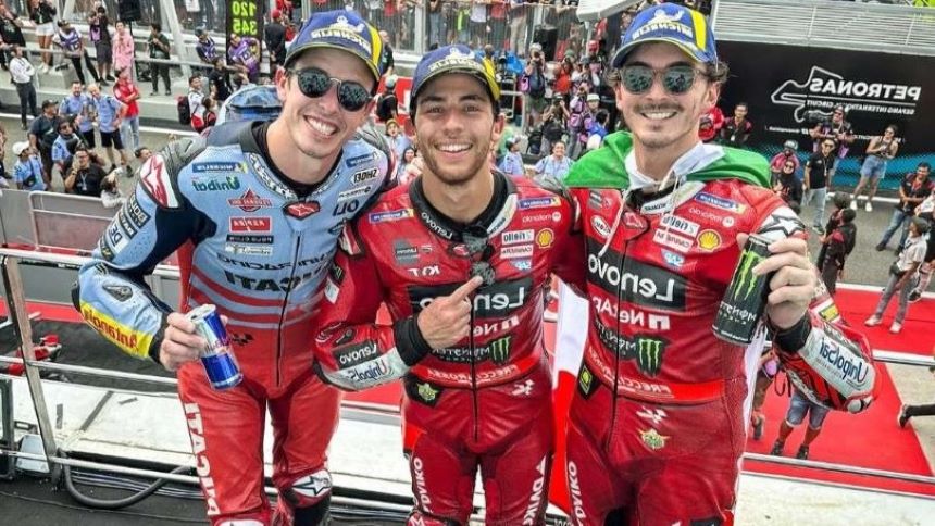 Foto Bersama Tiga Pembalap (Bastianini, Alex Marquez, Francesco Bagnaia) yang Berhasil Finis di MotoGP Malaysia 2023